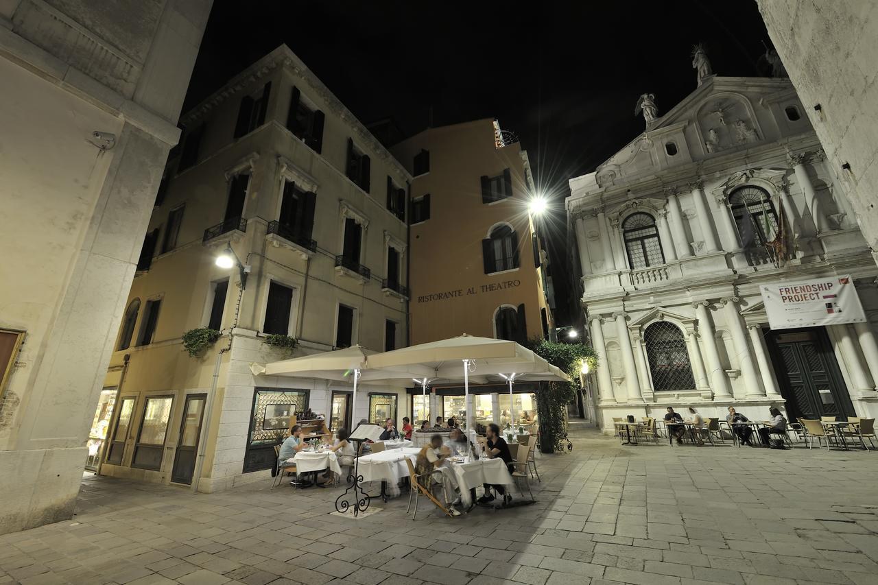 Al Theatro Palace Venedig