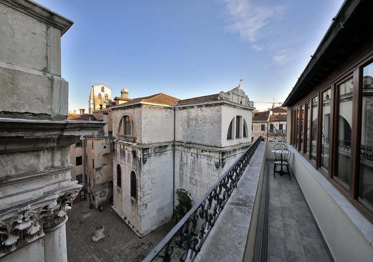 Al Theatro Palace Venedig